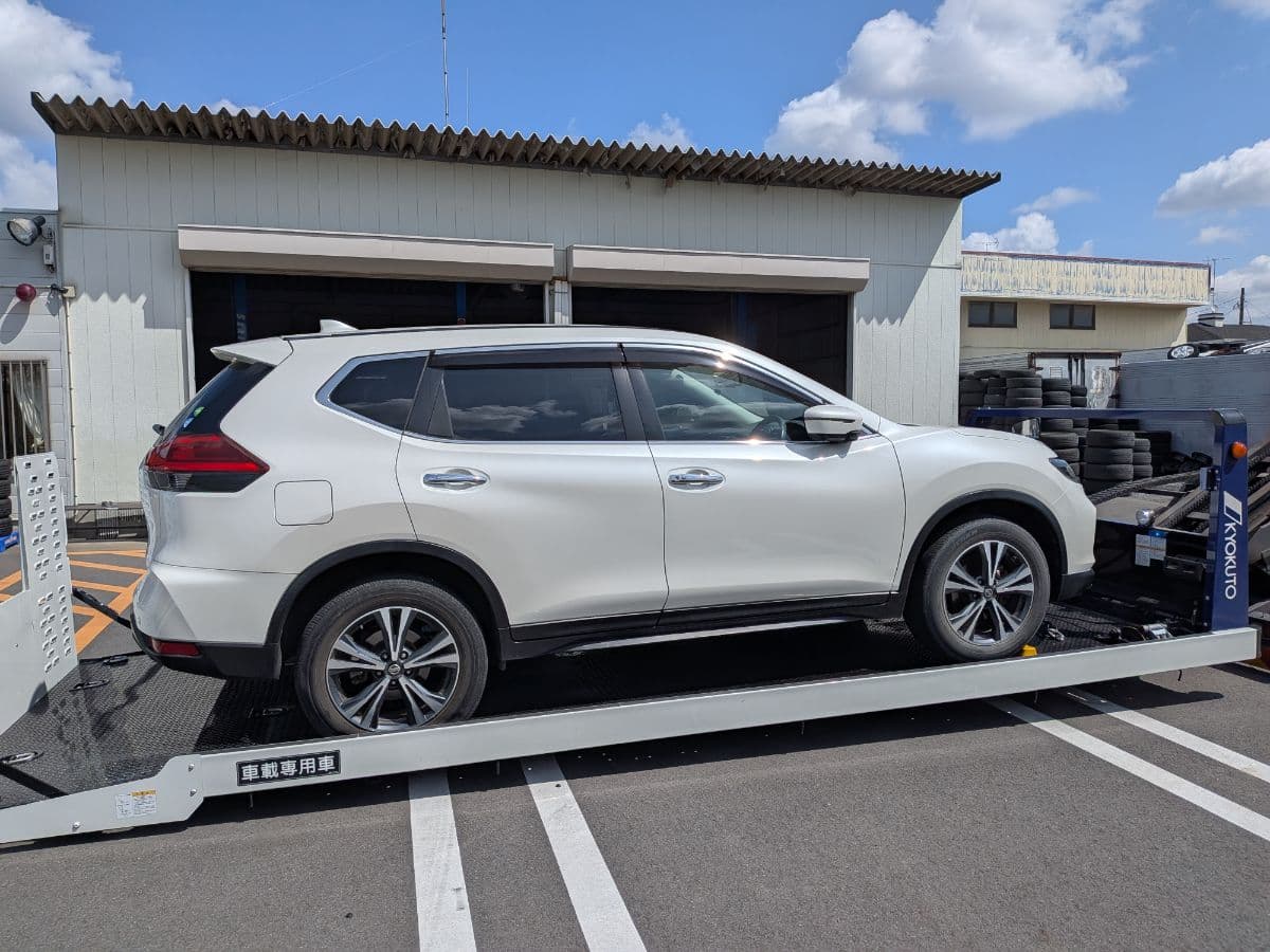 群馬県邑楽町での日産 エクストレイルのパンク・タイヤトラブル救援の様子