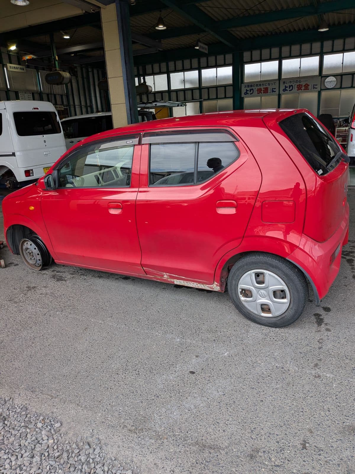 群馬県桐生市でのスズキ アルトのパンク・タイヤトラブル救援の様子