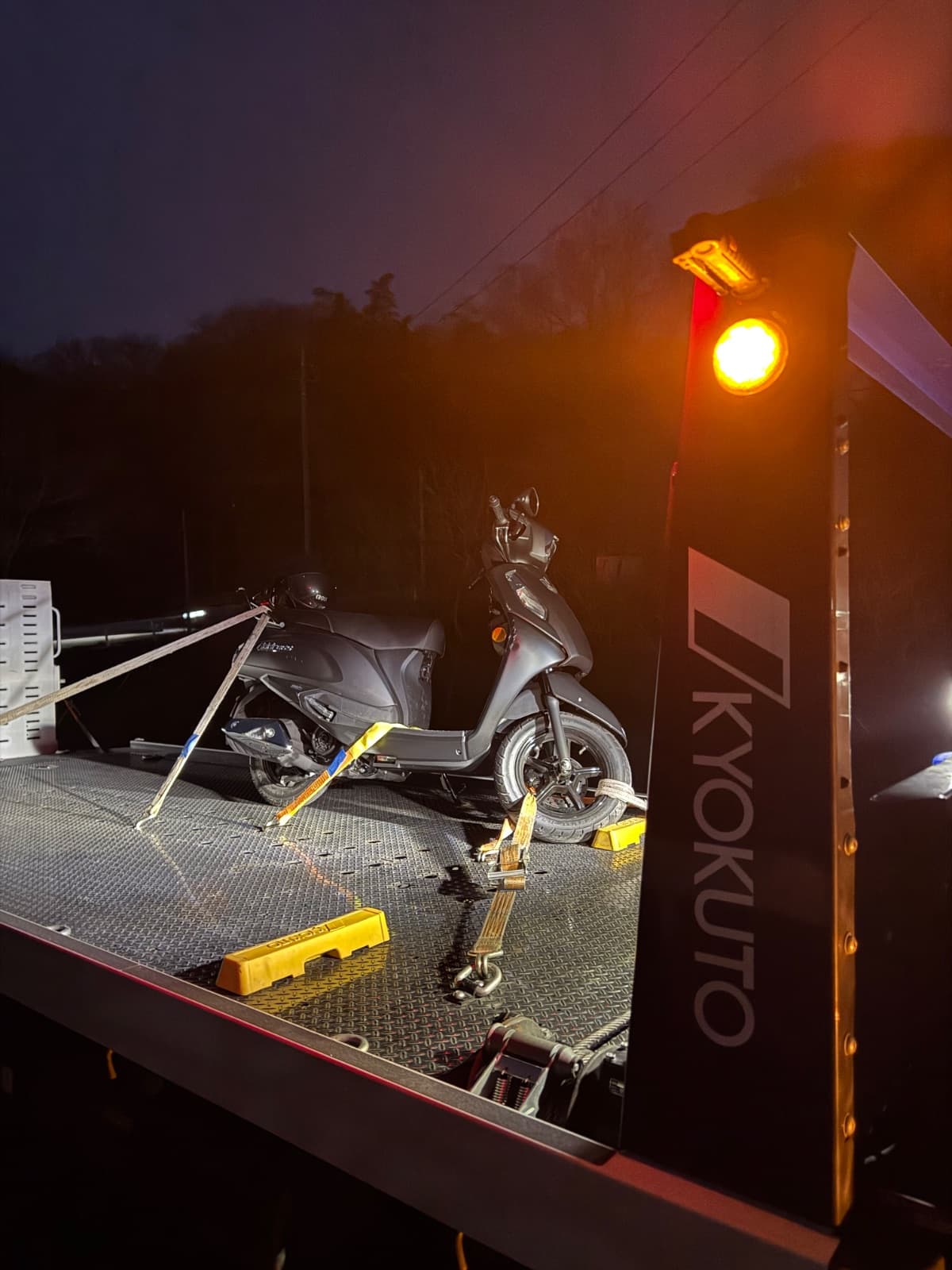 群馬県高崎市でのスバル アドレスの自損事故救援の様子