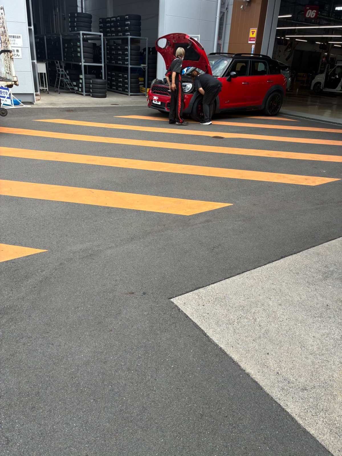 栃木県小山市でのBMW ミニクロスオーバーのバッテリー上がり救援の様子