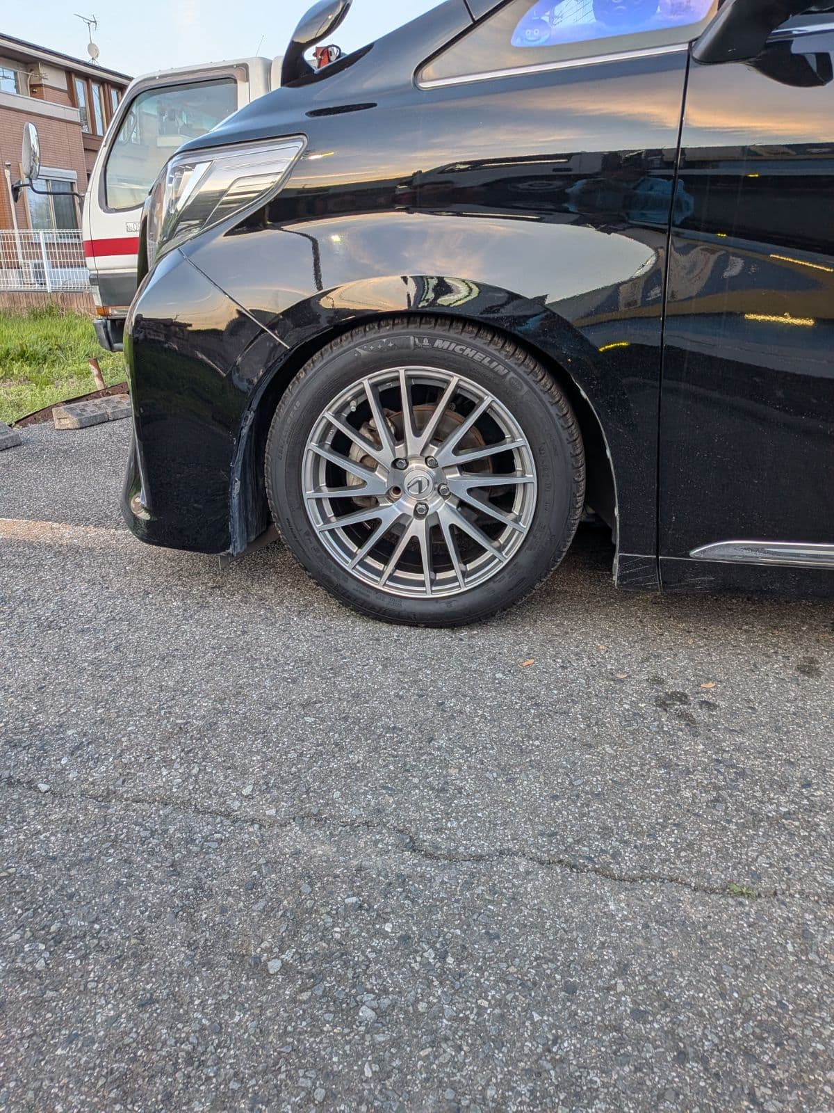 群馬県伊勢崎市でのトヨタ アルファード!の左前輪ボルトの不具合救援の様子