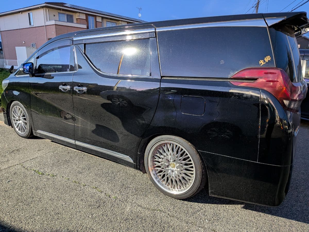 群馬県伊勢崎市でのトヨタ アルファード!の左前輪ボルトの不具合救援の様子