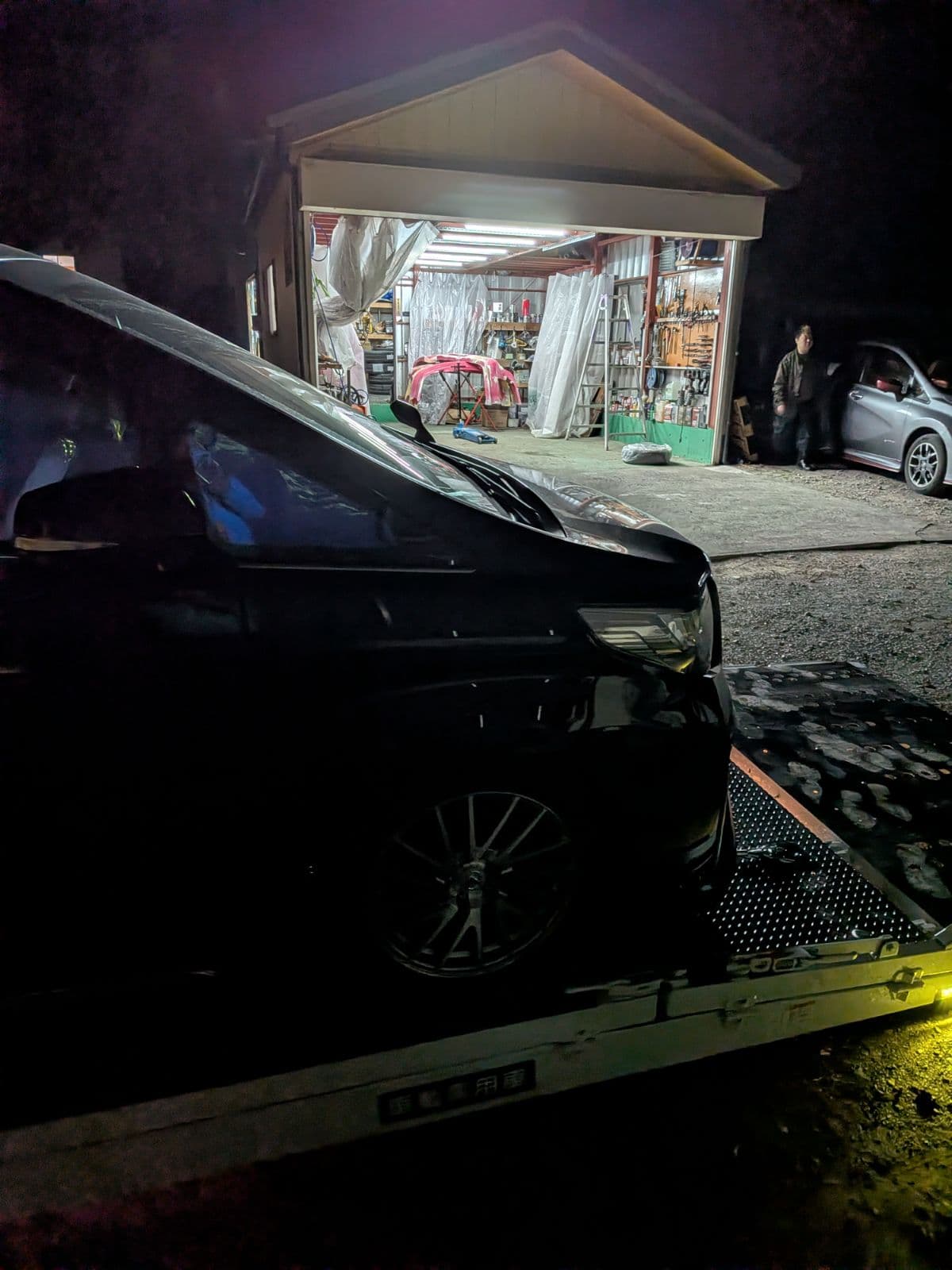 群馬県伊勢崎市でのトヨタ アルファード!の左前輪ボルトの不具合救援の様子