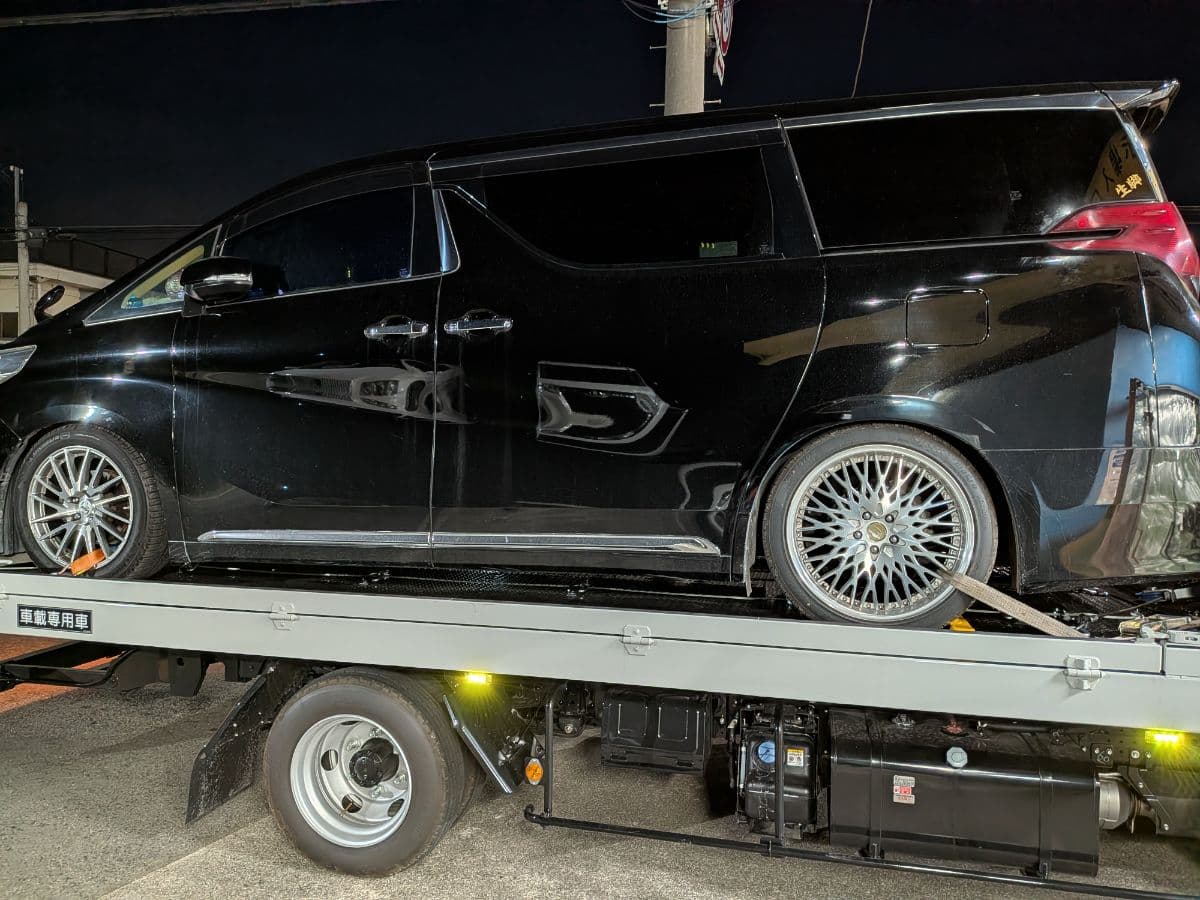 群馬県伊勢崎市でのトヨタ アルファード!の左前輪ボルトの不具合救援の様子