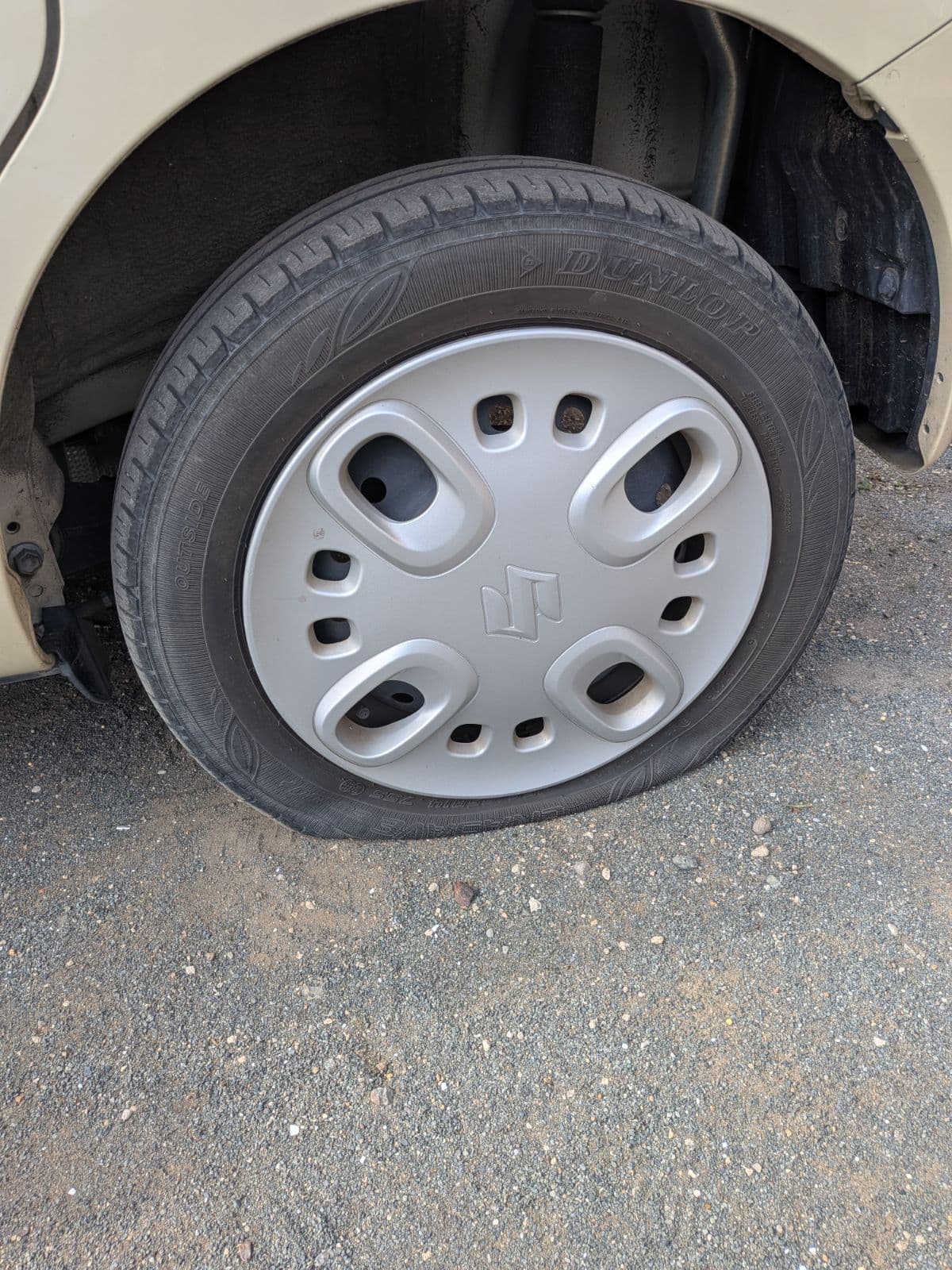 群馬県伊勢崎市でのスズキ スペーシアのパンク・タイヤトラブル救援の様子