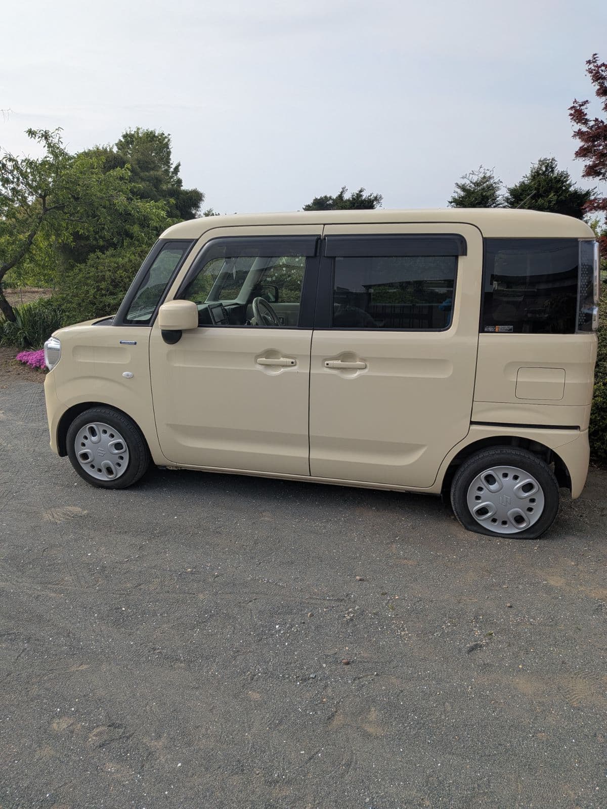 群馬県伊勢崎市でのスズキ スペーシアのパンク・タイヤトラブル救援の様子