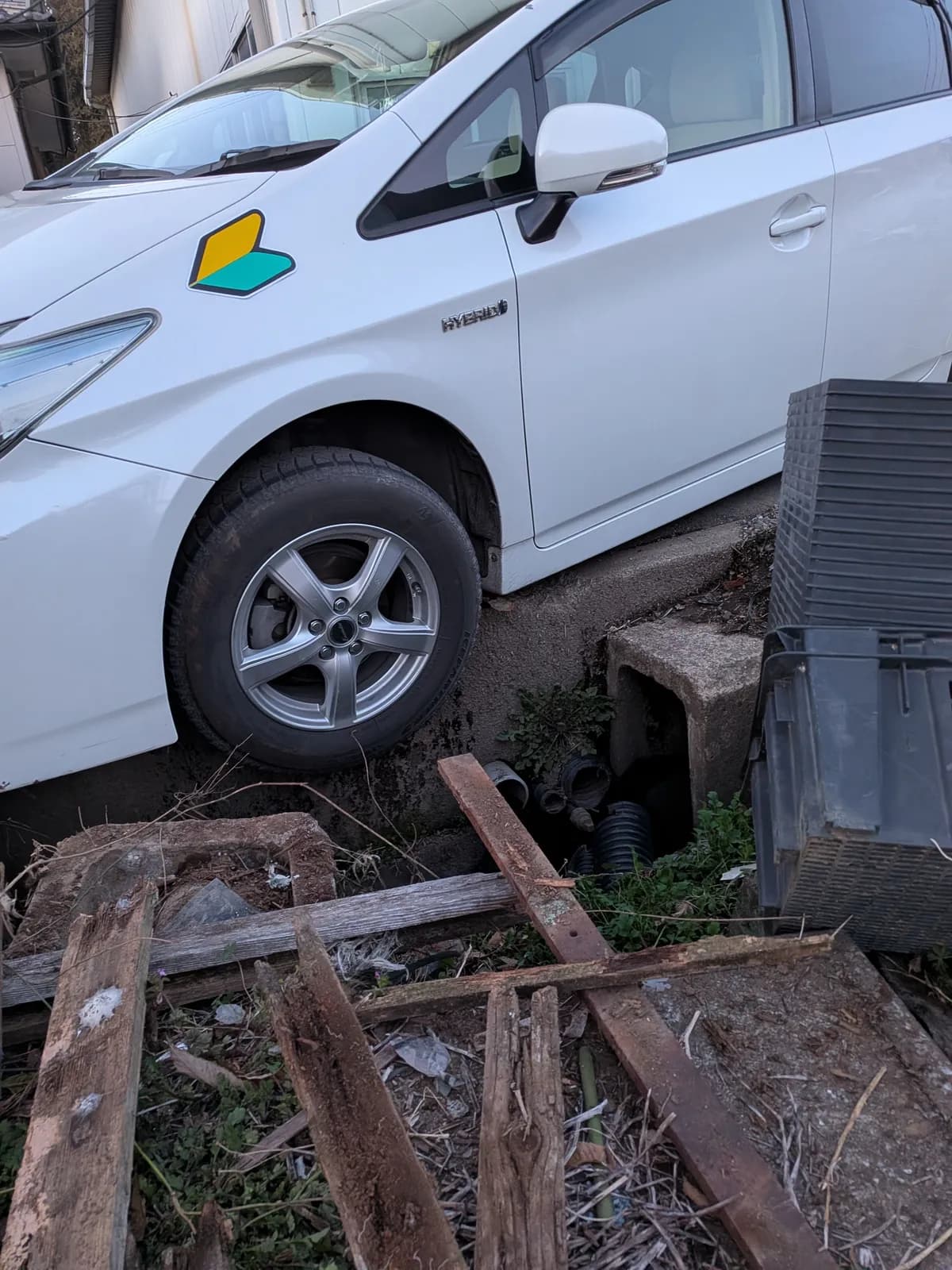 栃木県栃木市でのトヨタ プリウスの左前タイヤ脱輪救援の様子