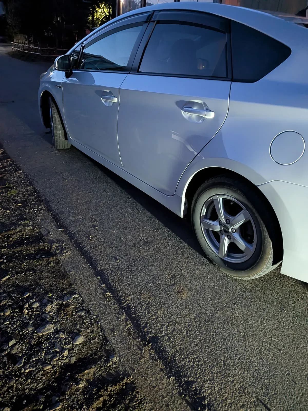 栃木県栃木市でのトヨタ プリウスの左前タイヤ脱輪救援の様子