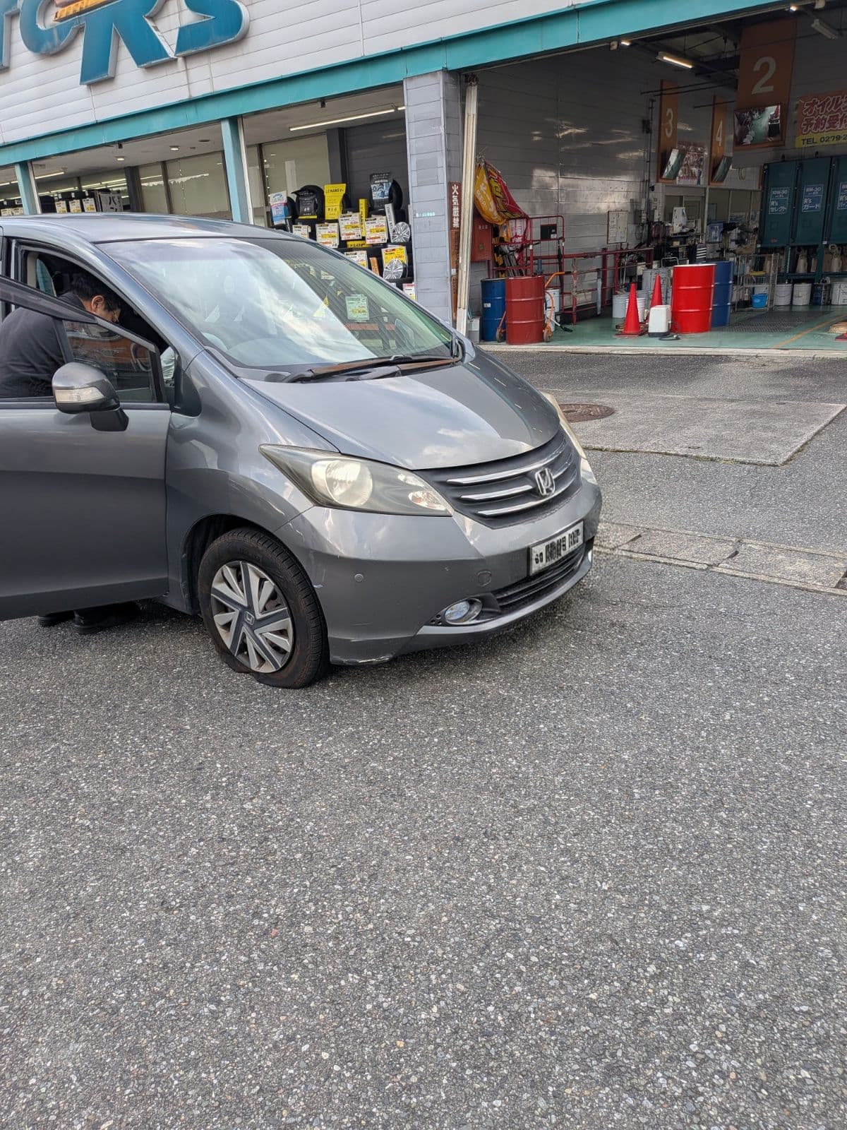 群馬県渋川市でのホンダ フリードのレッカー搬送救援の様子