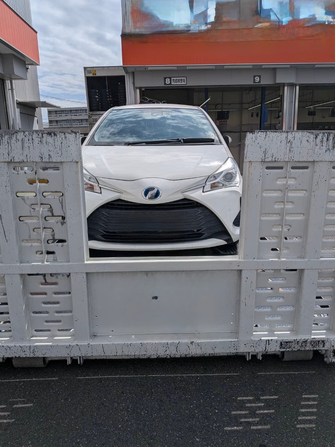 埼玉県鶴ヶ島市でのトヨタ ヴィッツのバッテリー上がり救援の様子