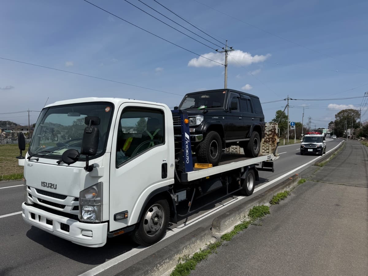 栃木県宇都宮市でのトヨタ ランドクルーザーのレッカー搬送救援の様子