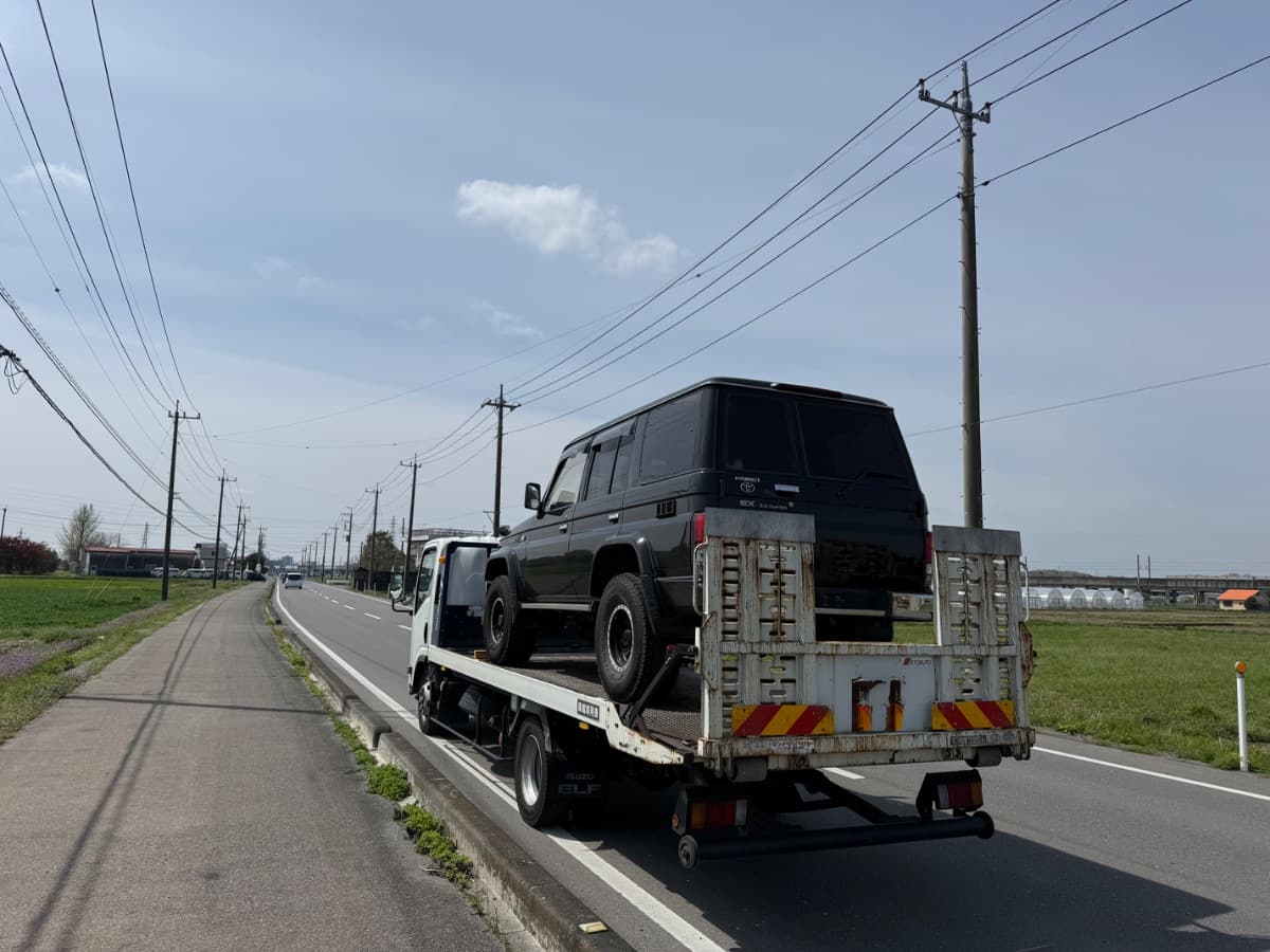 栃木県宇都宮市でのトヨタ ランドクルーザーのレッカー搬送救援の様子