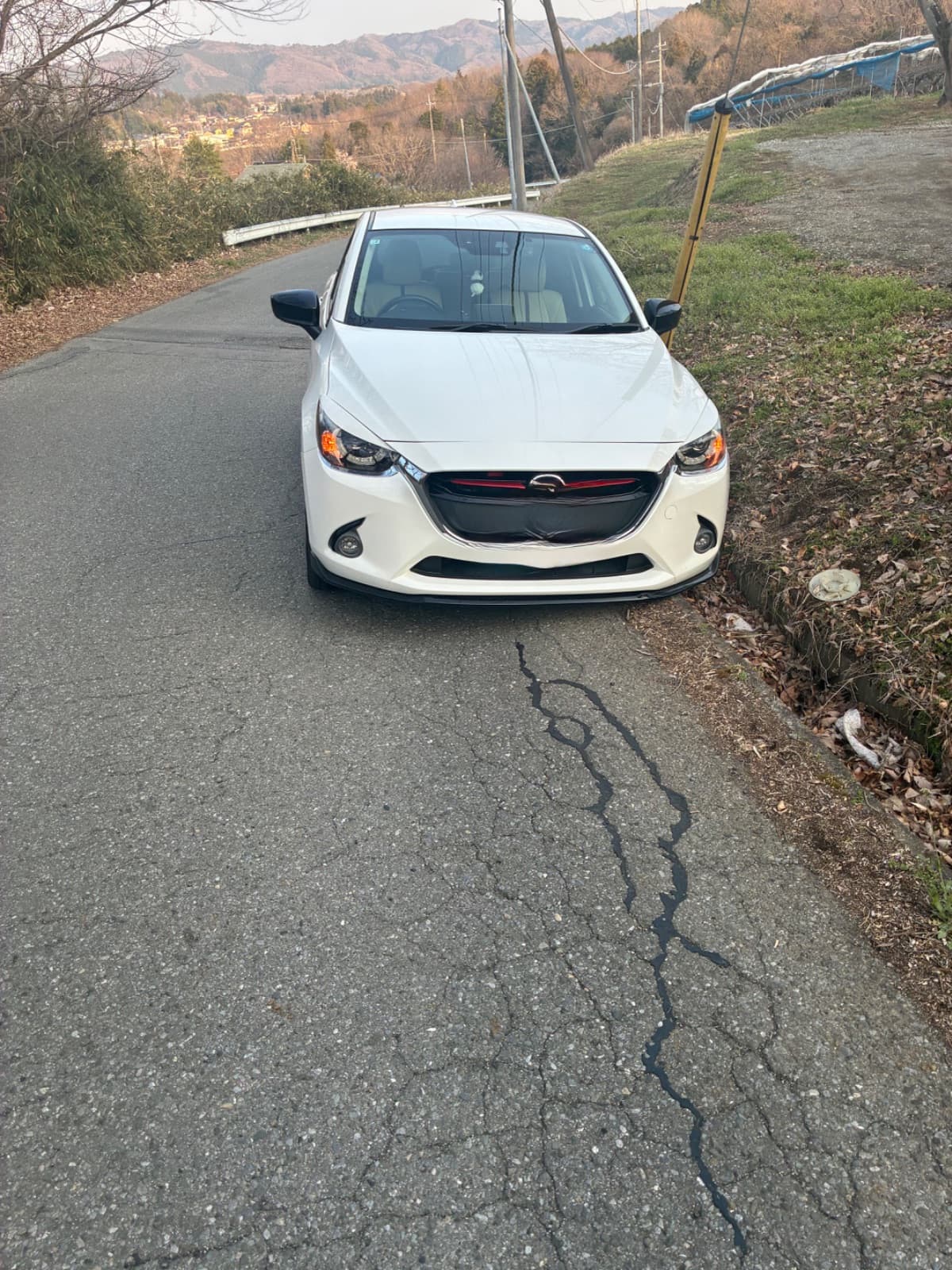 栃木県那須烏山市でのマツダ デミオの対向車を避けた時に、左側前後のタイヤを溝に脱輪させてしまった。救援の様子