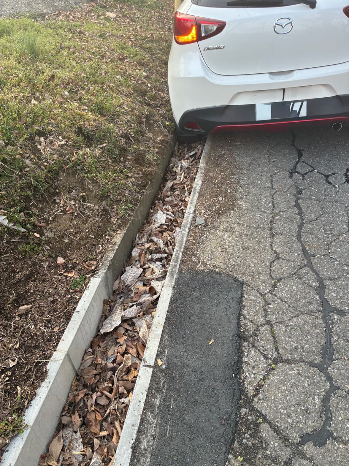 栃木県那須烏山市でのマツダ デミオの対向車を避けた時に、左側前後のタイヤを溝に脱輪させてしまった。救援の様子