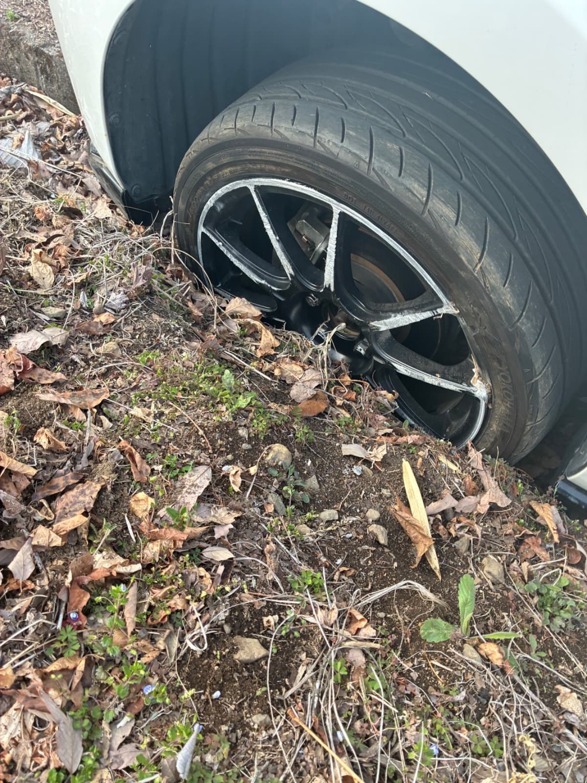 栃木県那須烏山市でのマツダ デミオの対向車を避けた時に、左側前後のタイヤを溝に脱輪させてしまった。救援の様子