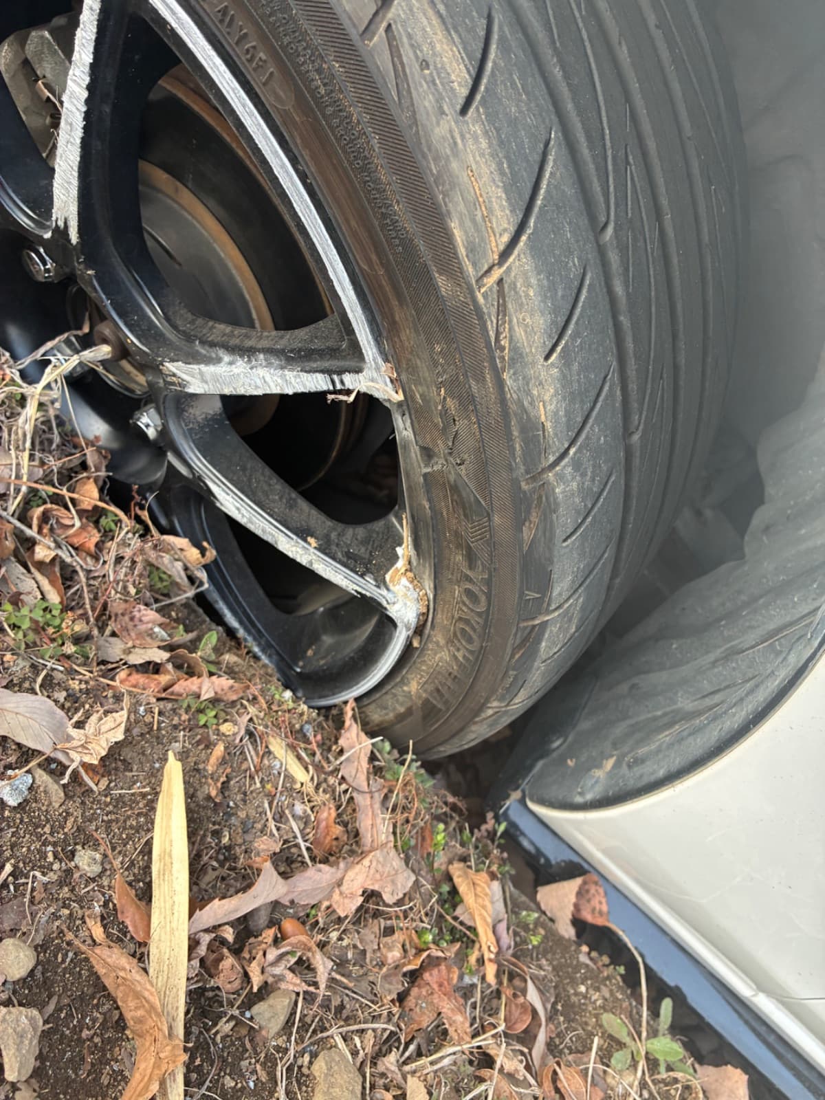 栃木県那須烏山市でのマツダ デミオの対向車を避けた時に、左側前後のタイヤを溝に脱輪させてしまった。救援の様子