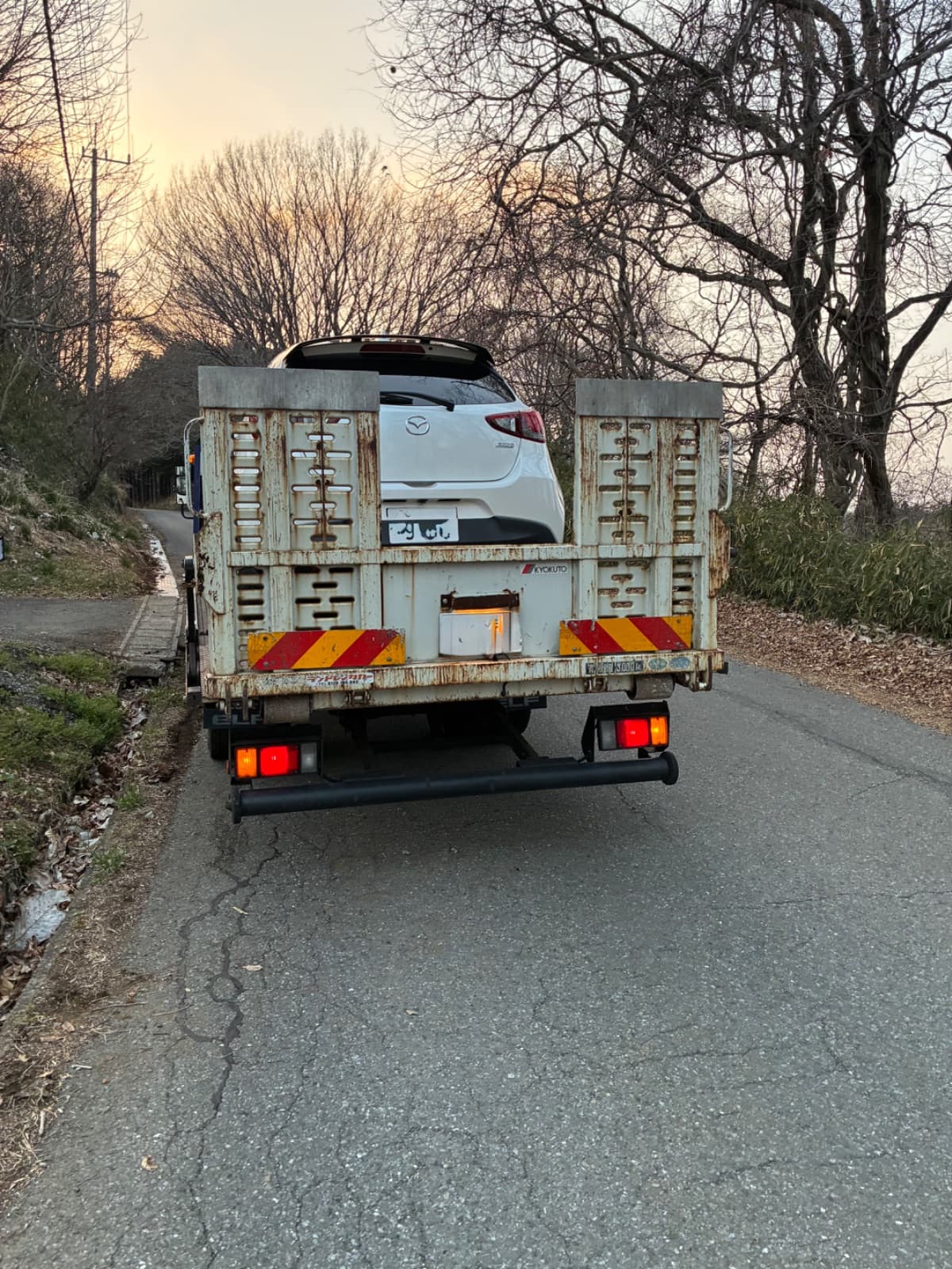 栃木県那須烏山市でのマツダ デミオの対向車を避けた時に、左側前後のタイヤを溝に脱輪させてしまった。救援の様子
