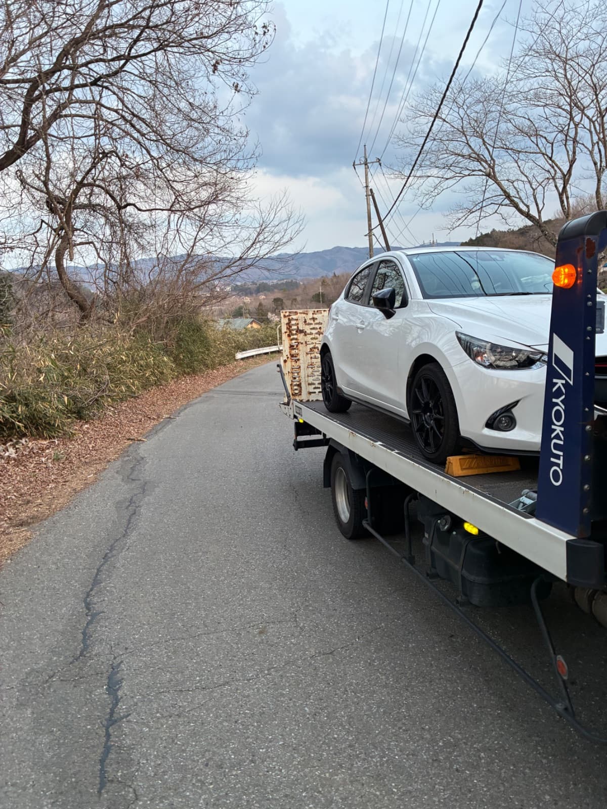 栃木県那須烏山市でのマツダ デミオの対向車を避けた時に、左側前後のタイヤを溝に脱輪させてしまった。救援の様子