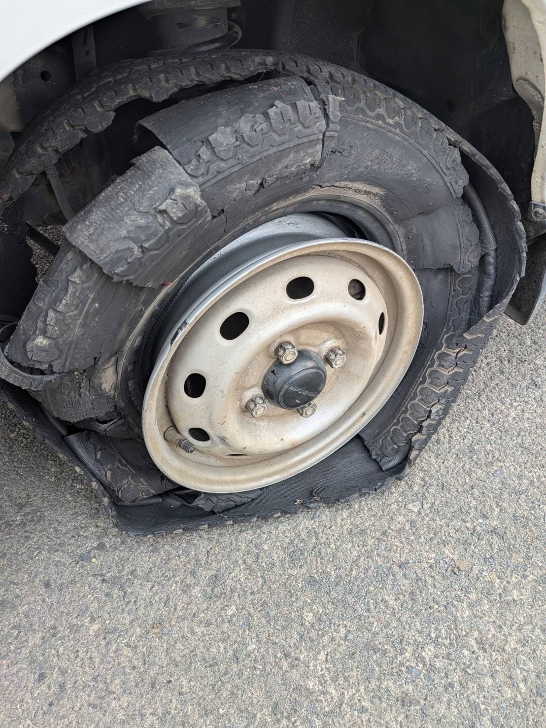 群馬県前橋市でのスバル サンバーのレッカー搬送救援の様子