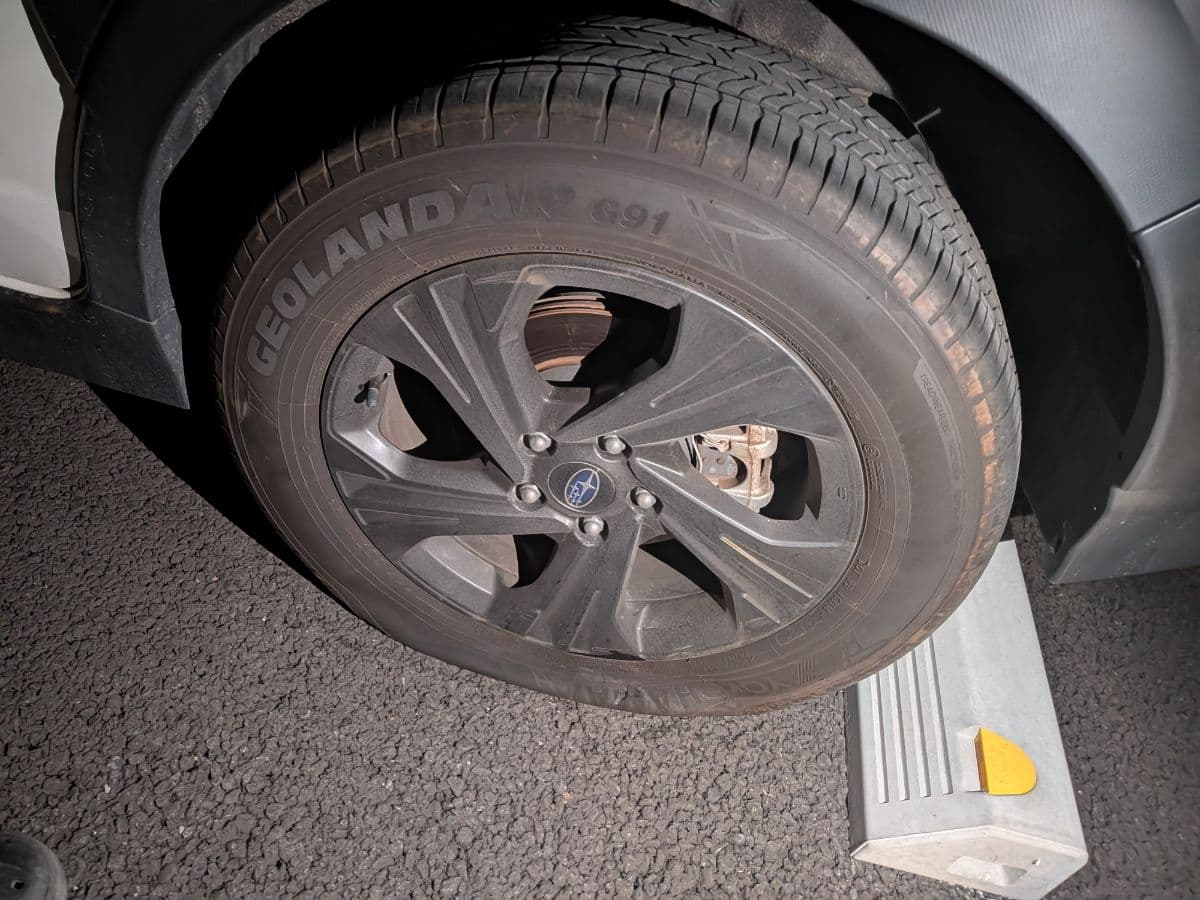 群馬県太田市でのスバル クロストレックのパンク・タイヤトラブル救援の様子