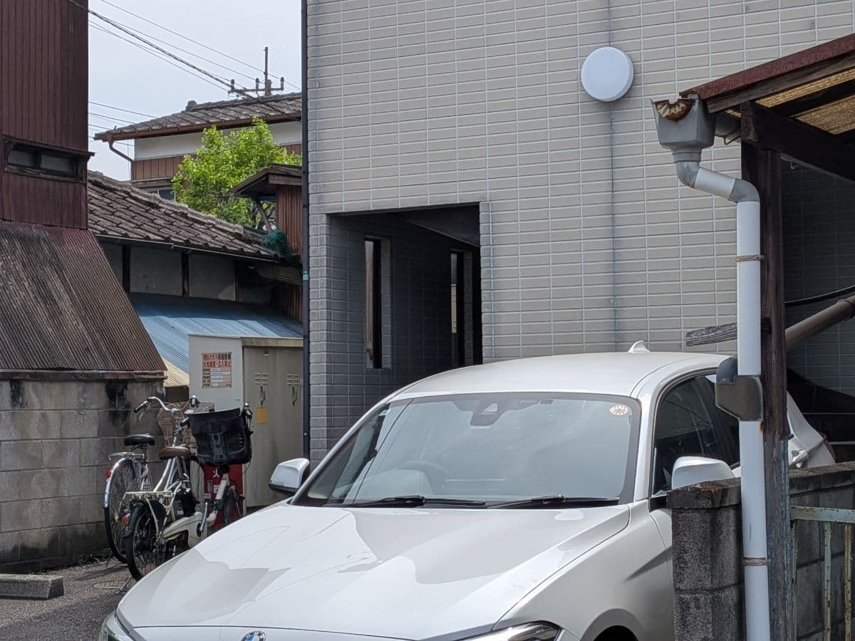 栃木県足利市でのBMW 118 iのバッテリー上がり救援の様子