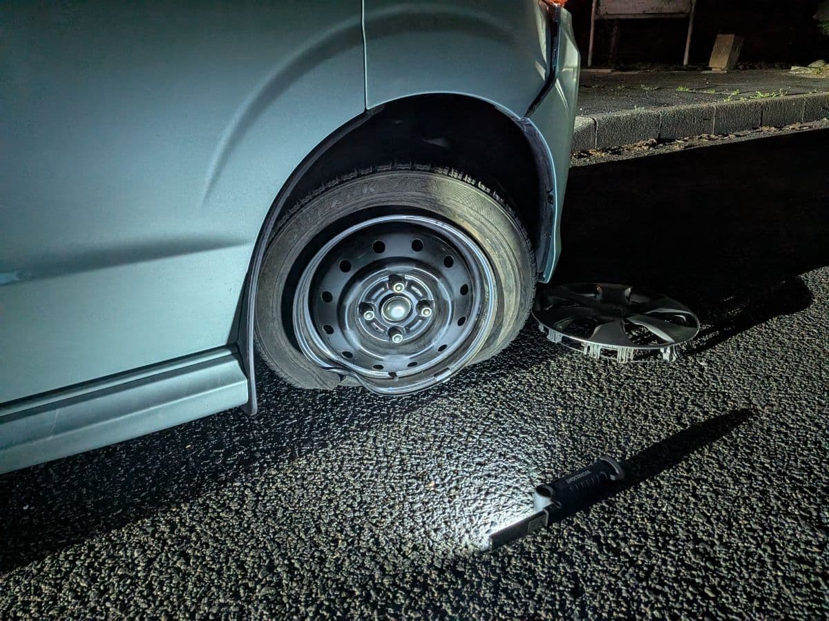 群馬県渋川市でのスズキ エブリィのパンク・タイヤトラブル救援の様子