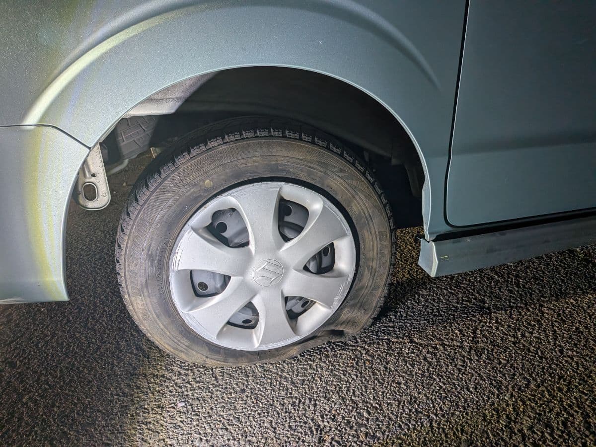 群馬県渋川市でのスズキ エブリィのパンク・タイヤトラブル救援の様子