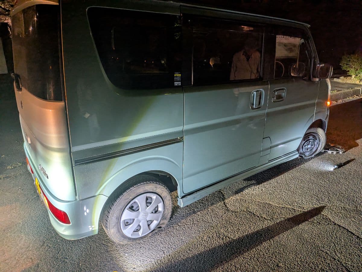 群馬県渋川市でのスズキ エブリィのパンク・タイヤトラブル救援の様子