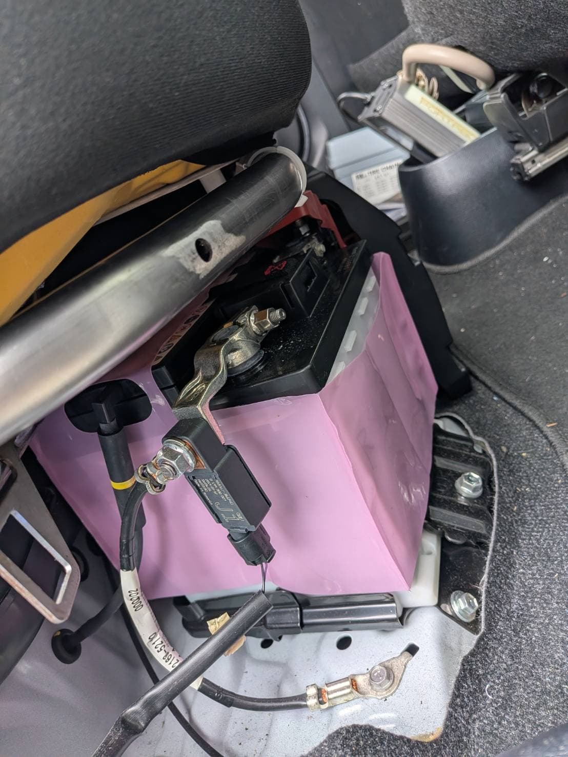 埼玉県鶴ヶ島市でのトヨタ ヴィッツのバッテリー上がり救援の様子