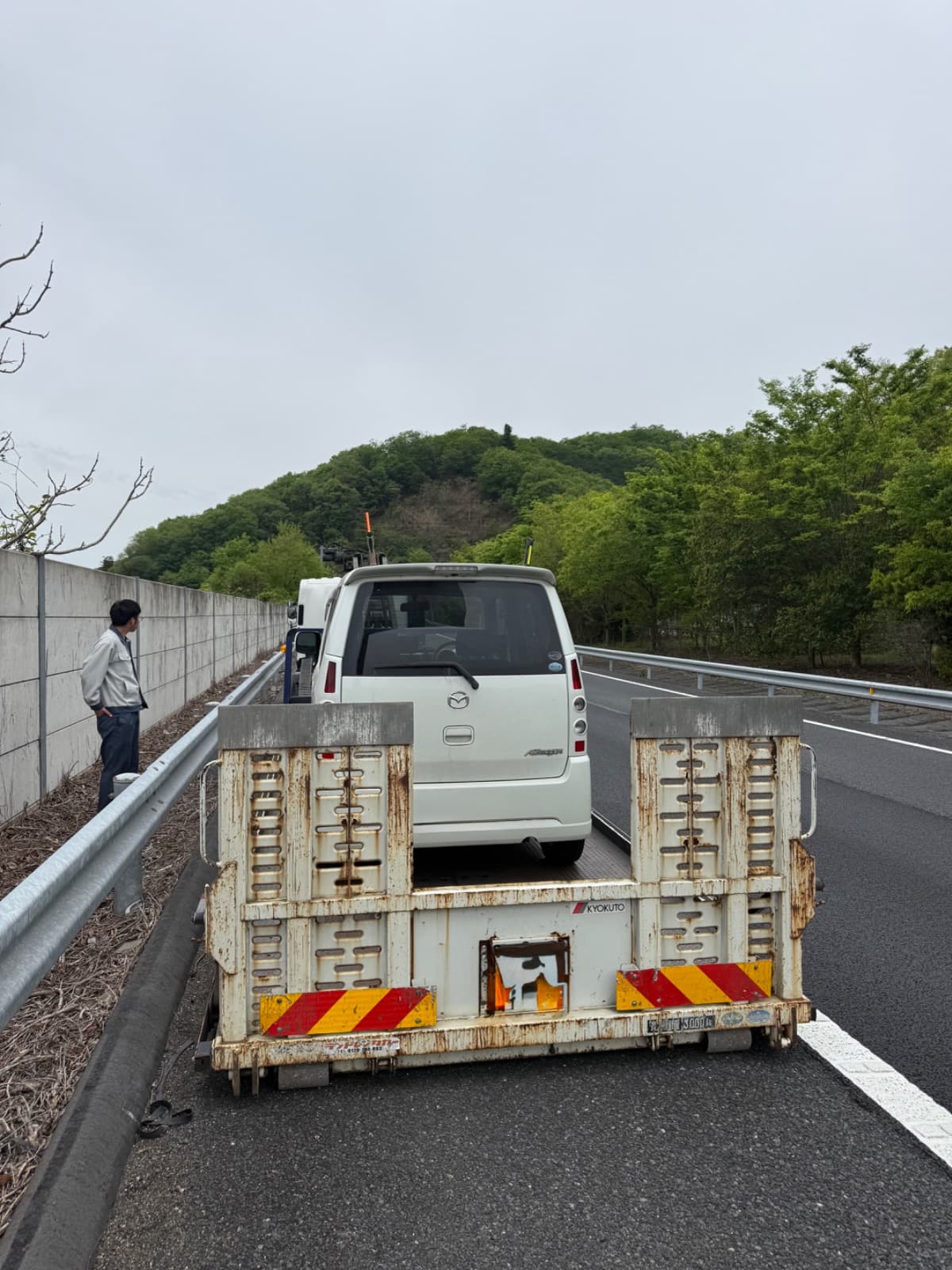 群馬県太田市でのマツダ AZwagonのレッカー搬送救援の様子