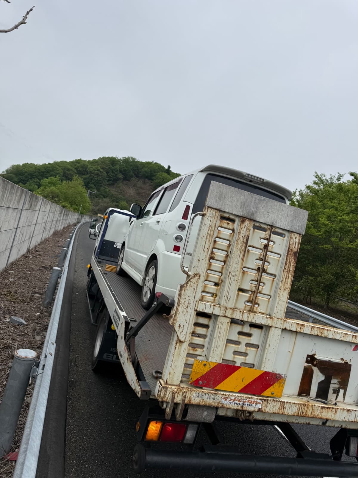 群馬県太田市でのマツダ AZwagonのレッカー搬送救援の様子