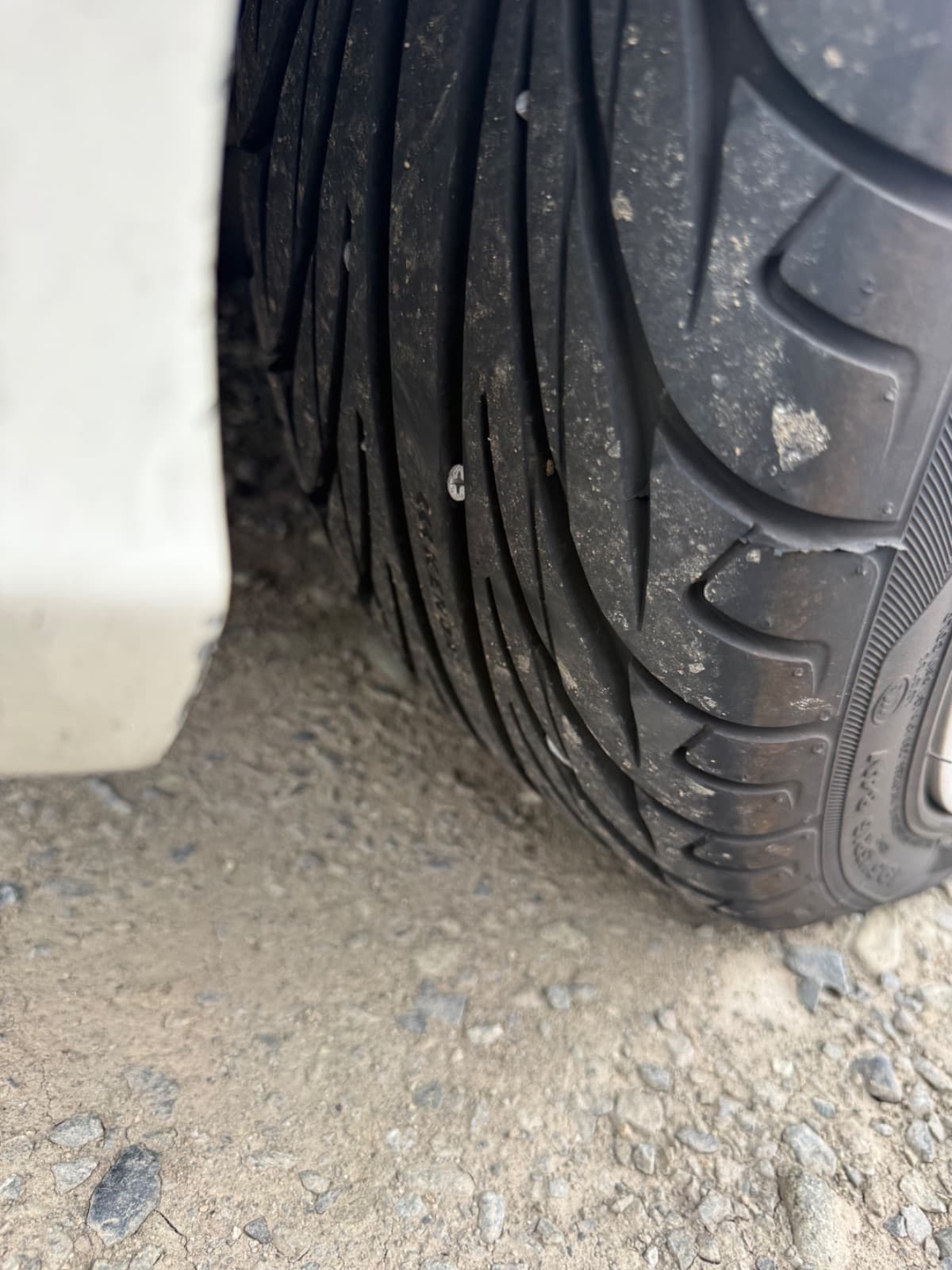 群馬県藤岡市でのホンダ フィットのパンク・タイヤトラブル救援の様子