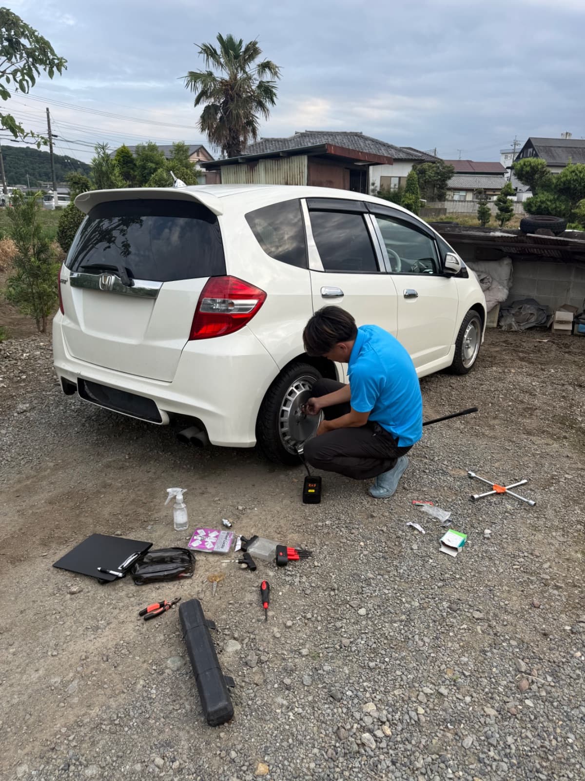 群馬県藤岡市でのホンダ フィットのパンク・タイヤトラブル救援の様子