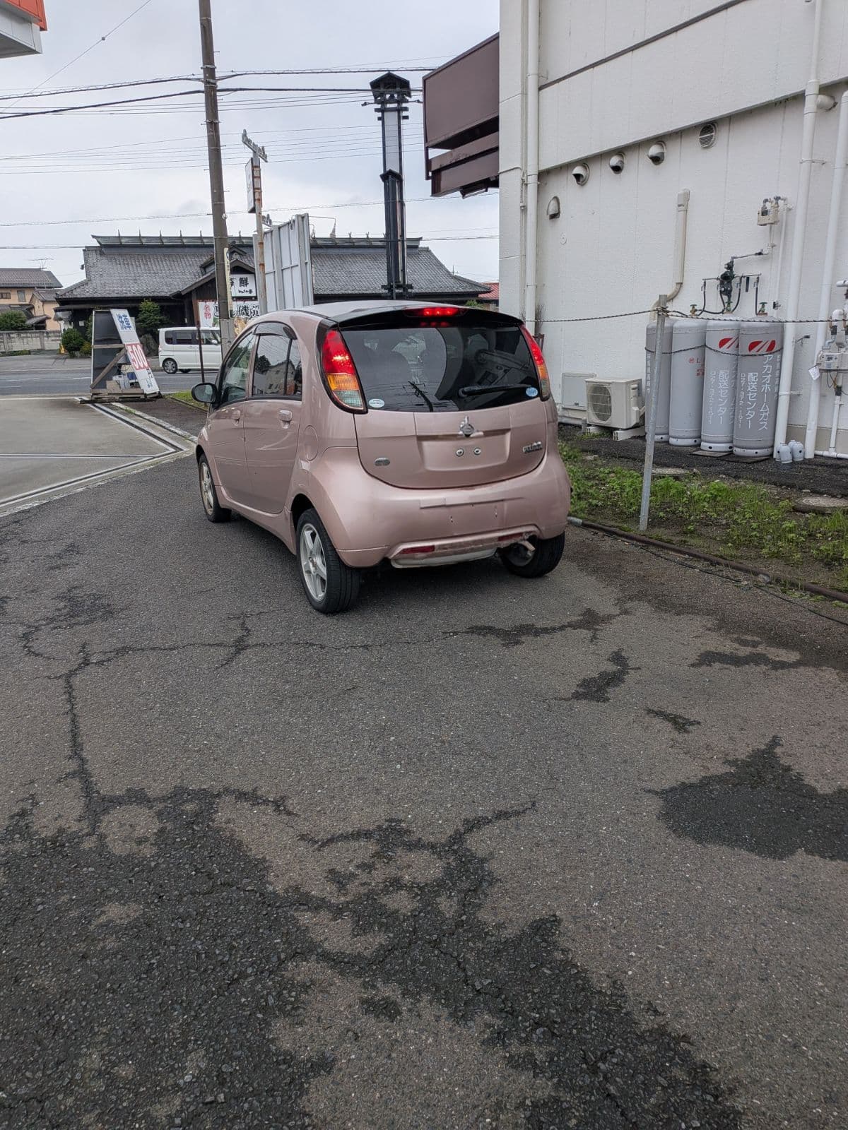 群馬県高崎市での三菱 Iのパンク・タイヤトラブル救援の様子
