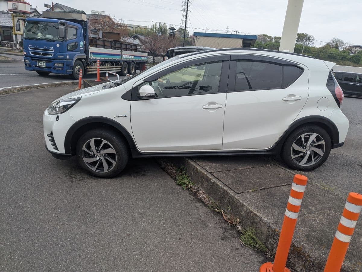群馬県渋川市でのトヨタ アクア!のフロント前輪2輪とも脱輪救援の様子