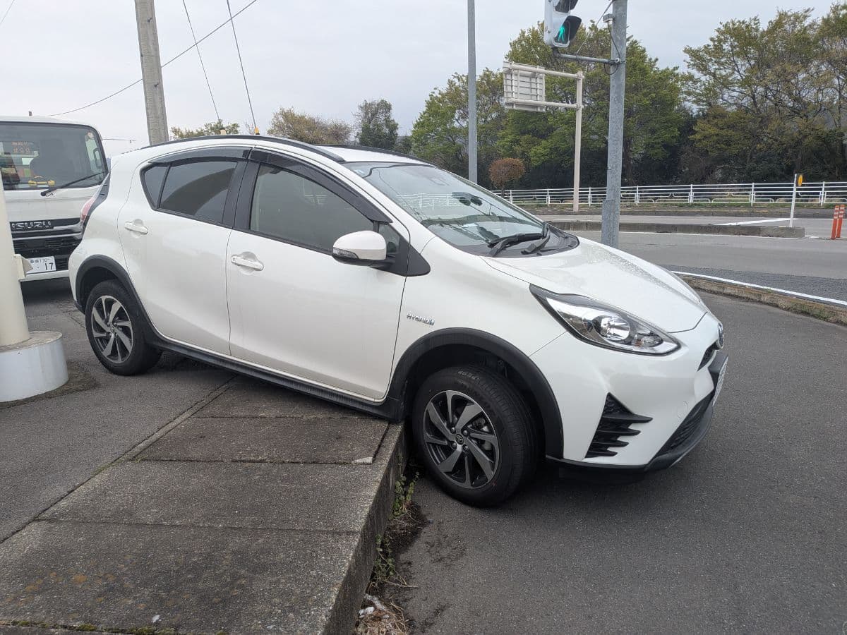 群馬県渋川市でのトヨタ アクア!のフロント前輪2輪とも脱輪救援の様子