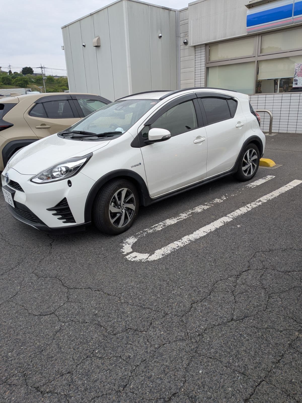 群馬県渋川市でのトヨタ アクア!のフロント前輪2輪とも脱輪救援の様子