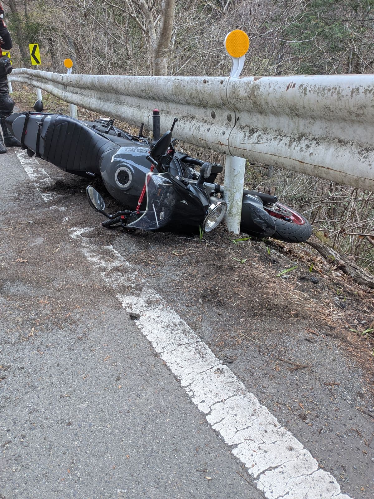 群馬県神流町でのスズキ 660ccの2輪のスリップ事故救援の様子