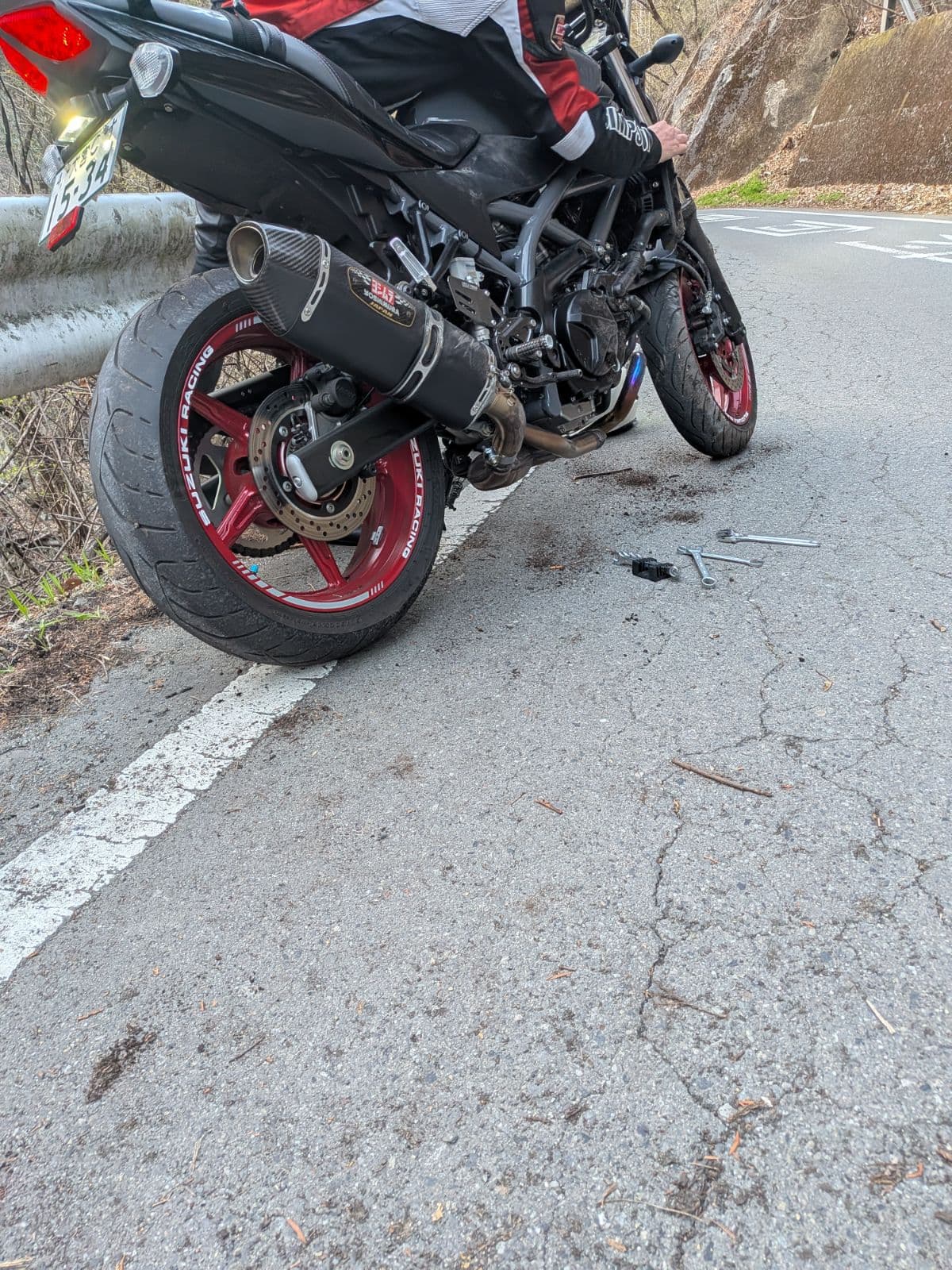 群馬県神流町でのスズキ 660ccの2輪のスリップ事故救援の様子