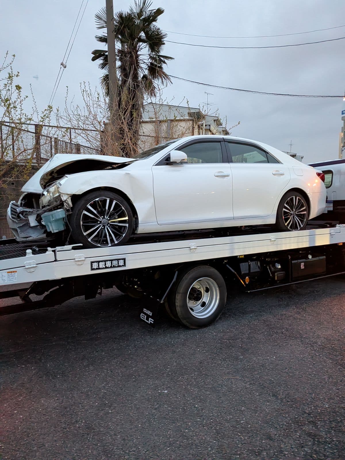 群馬県高崎市でのトヨタ マーク Xのレッカー搬送救援の様子