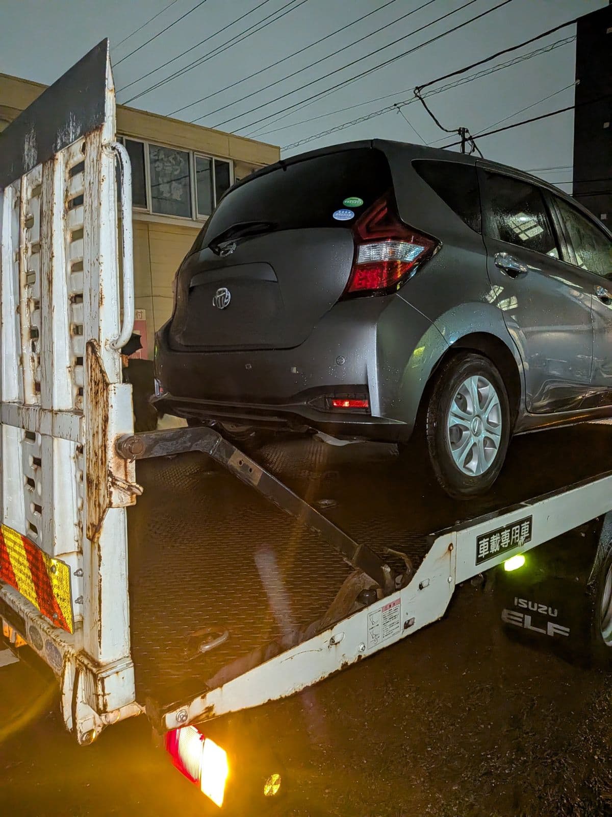 埼玉県さいたま市での日産 ノートの車検切れの車の搬送救援の様子