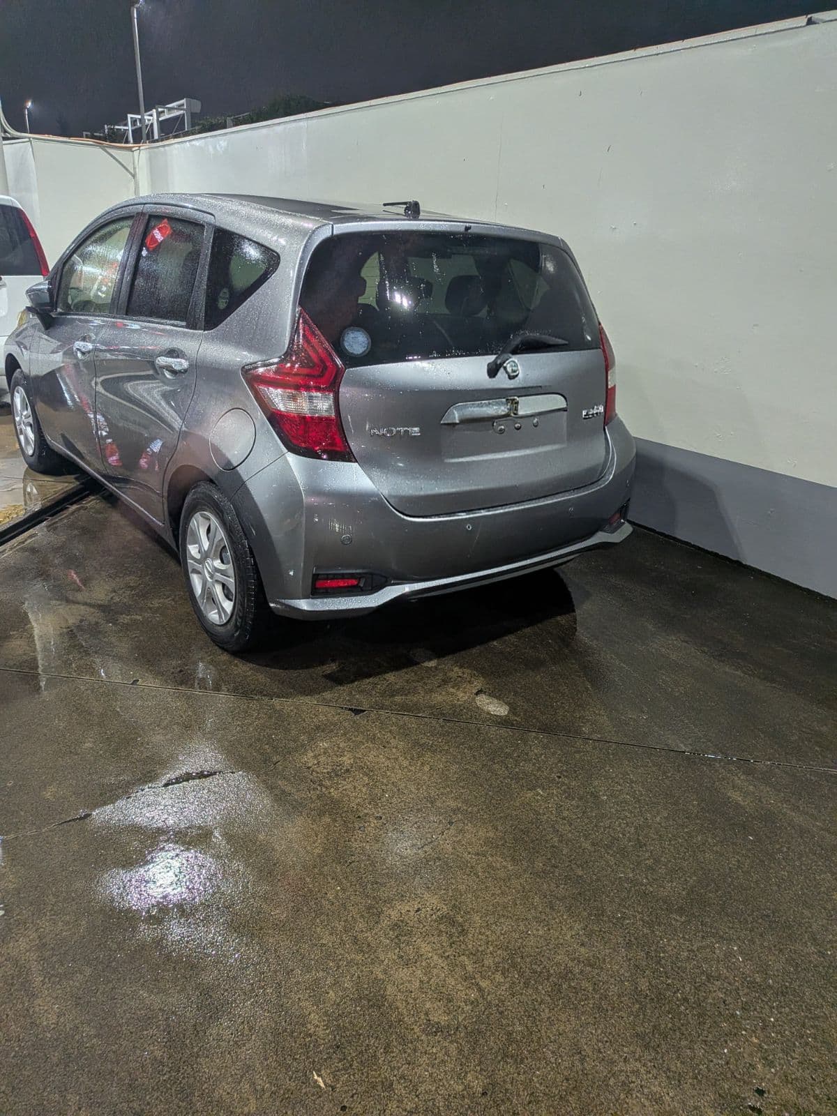 埼玉県さいたま市での日産 ノートの車検切れの車の搬送救援の様子