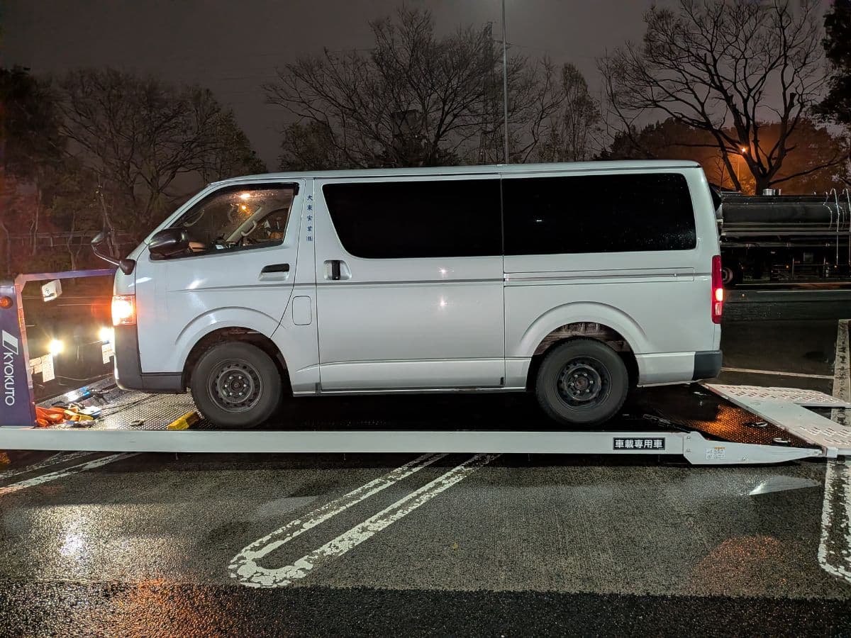 群馬県高崎市でのトヨタ ハイエースのパンク・タイヤトラブル救援の様子