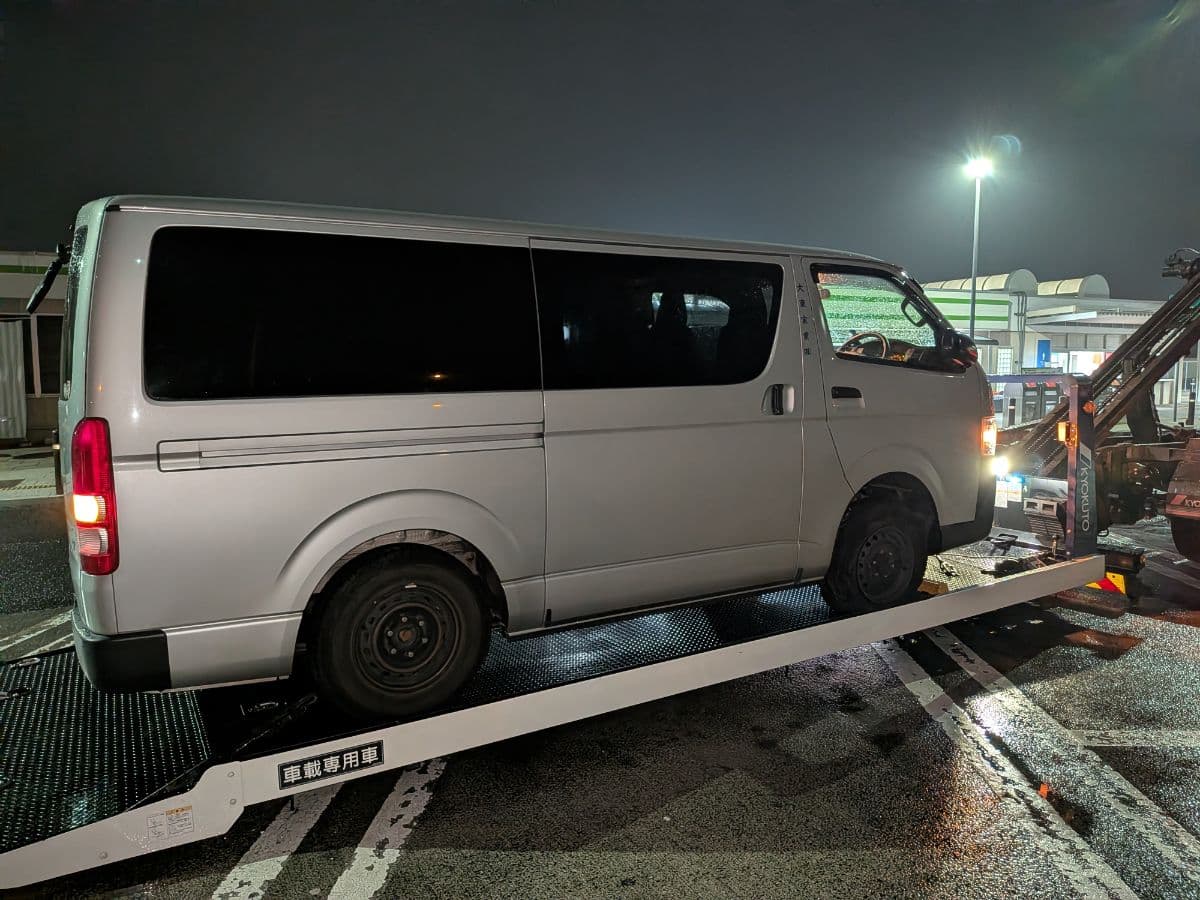 群馬県高崎市でのトヨタ ハイエースのパンク・タイヤトラブル救援の様子