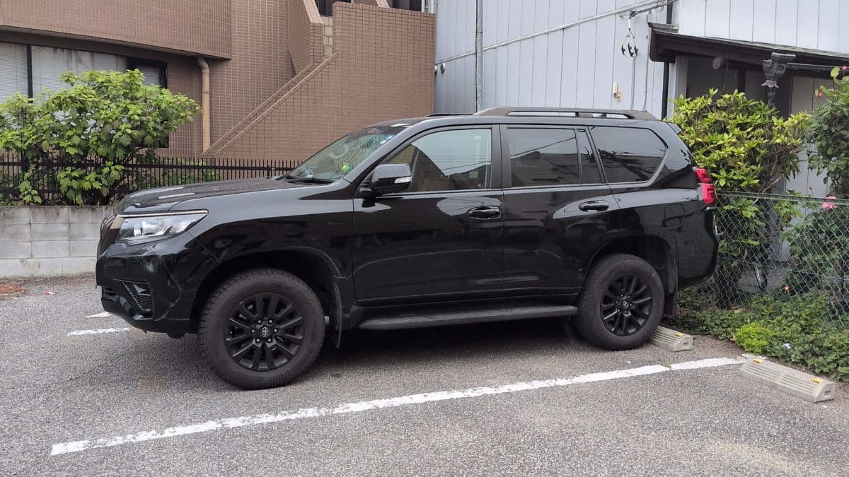 群馬県伊勢崎市でのトヨタ ランドクルーザープラドのレッカー搬送救援の様子