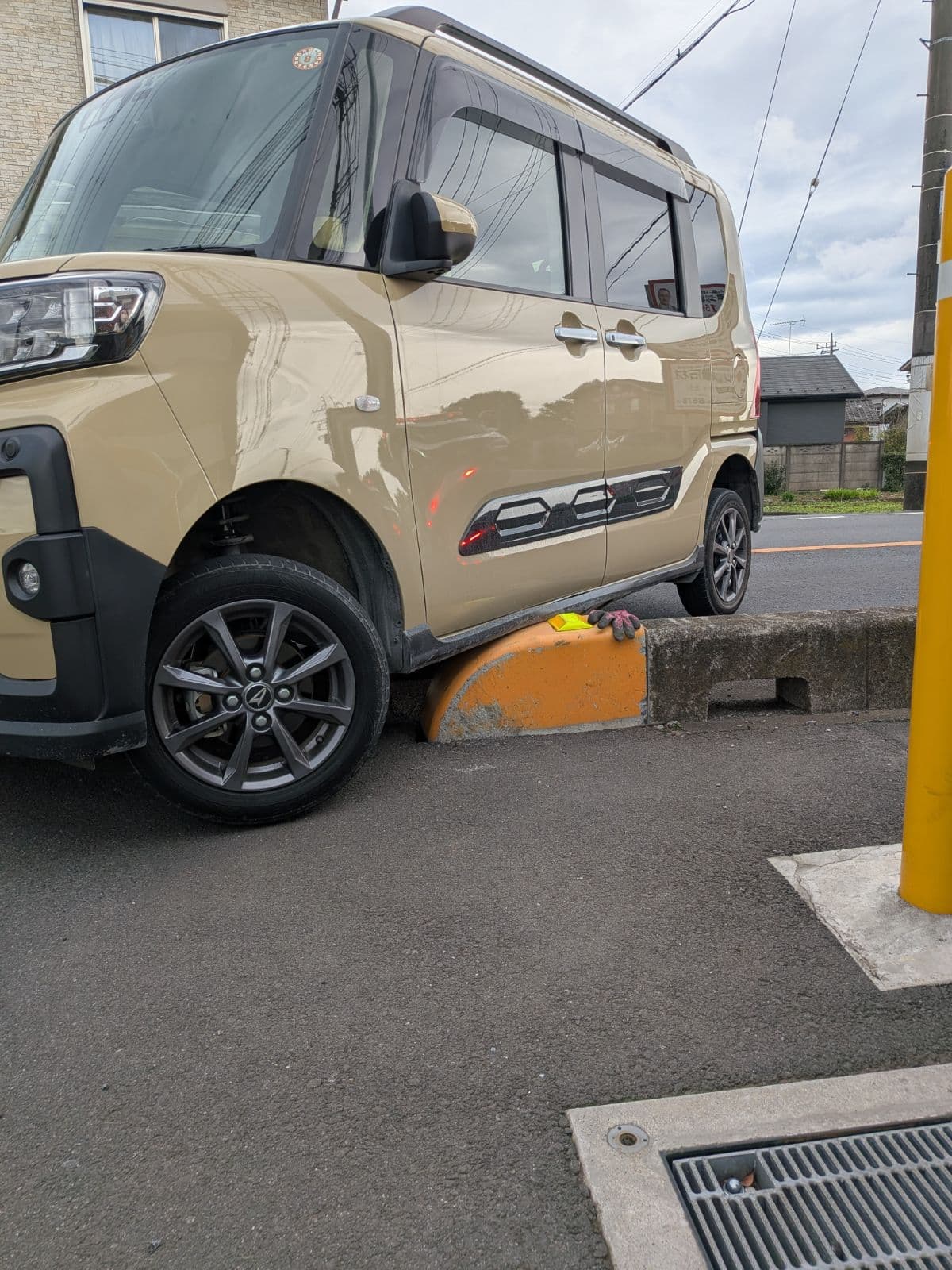 埼玉県狭山市でのダイハツ タントの縁石乗り上げ救援の様子