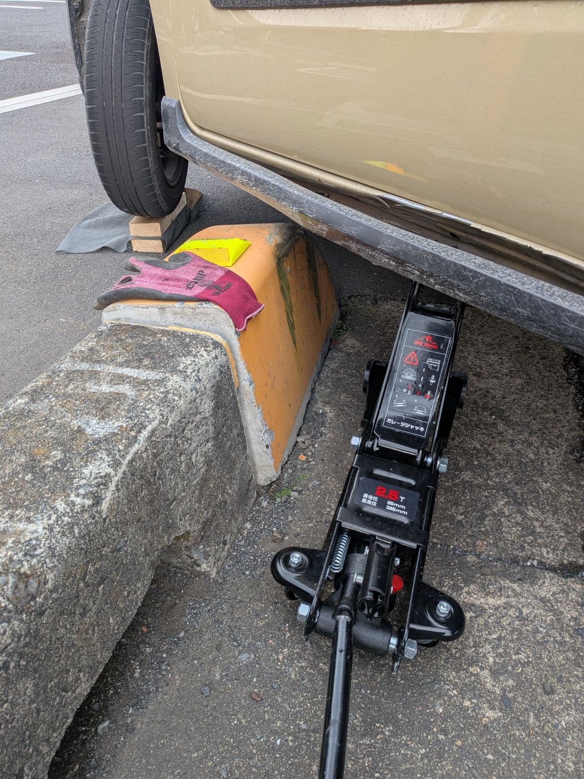 埼玉県狭山市でのダイハツ タントの縁石乗り上げ救援の様子