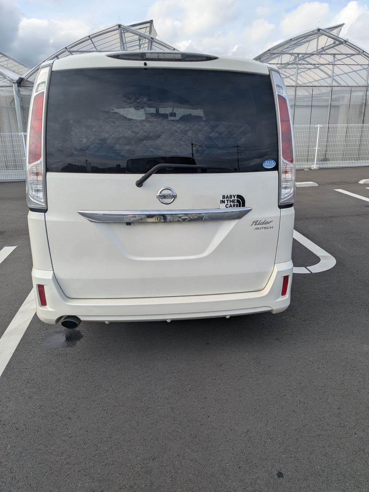 群馬県伊勢崎市での日産 セレナのパンク・タイヤトラブル救援の様子