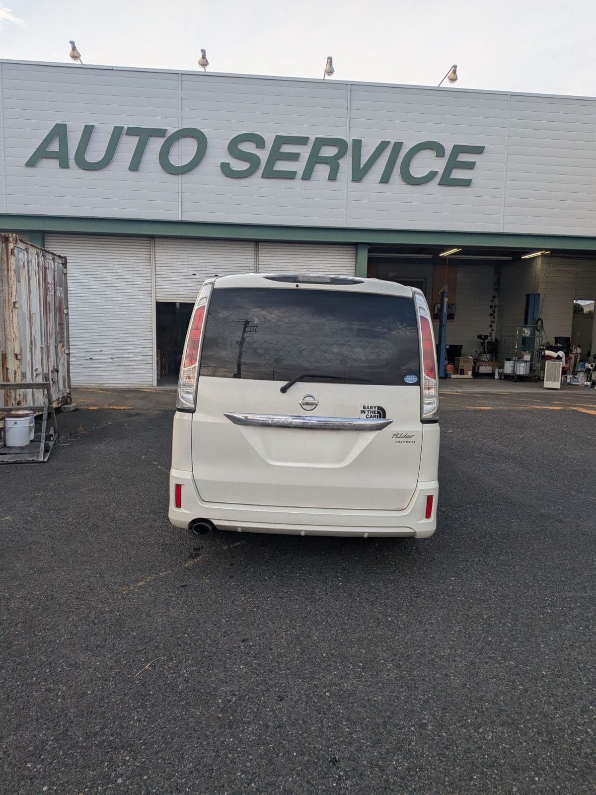 群馬県伊勢崎市での日産 セレナのパンク・タイヤトラブル救援の様子