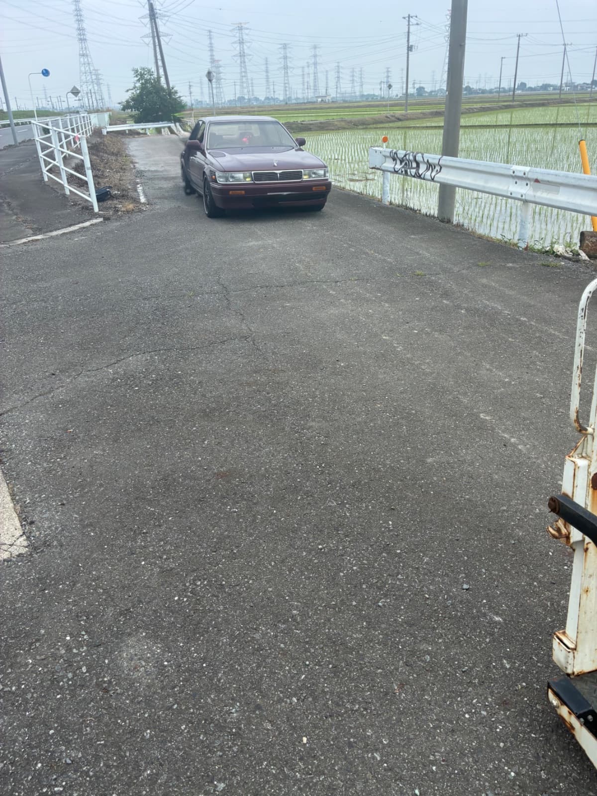 埼玉県熊谷市での日産 ローレルのミッショントラブル
ドライブにギアを入れても車が前に進まない。救援の様子
